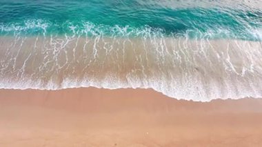 Gökyüzü manzaralı. Beyaz kumlu güzel tropikal plaj. Üst manzara boş ve temiz plaj. Dalgalar yukarıdan boş plajı vuruyor.. 