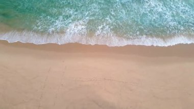 Gökyüzü manzaralı. Beyaz kumlu güzel tropikal plaj. Üst manzara boş ve temiz plaj. Dalgalar yukarıdan boş plajı vuruyor.. 