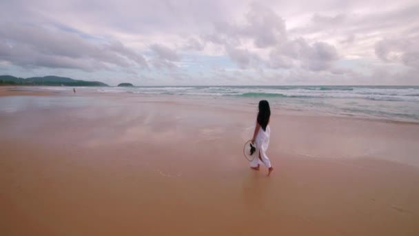 Güzel Kadınlar Beyaz Elbiseler Giyer Gün Batımı Kumsalında Rahatlarlar Günbatımı — Stok video