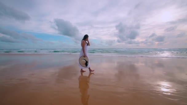 Güzel Kadınlar Beyaz Elbiseler Giyer Gün Batımı Kumsalında Rahatlarlar Günbatımı — Stok video