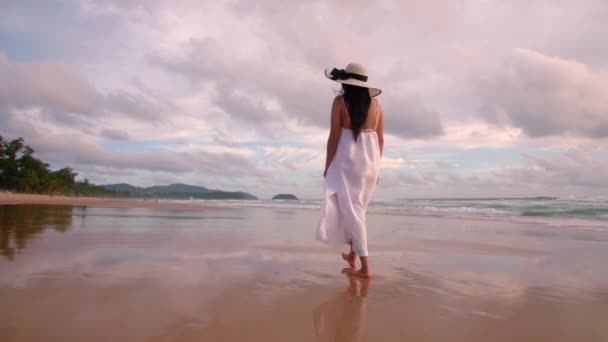 Schöne Frauen Tragen Weiße Kleider Fuß Genießen Und Entspannen Mit — Stockvideo