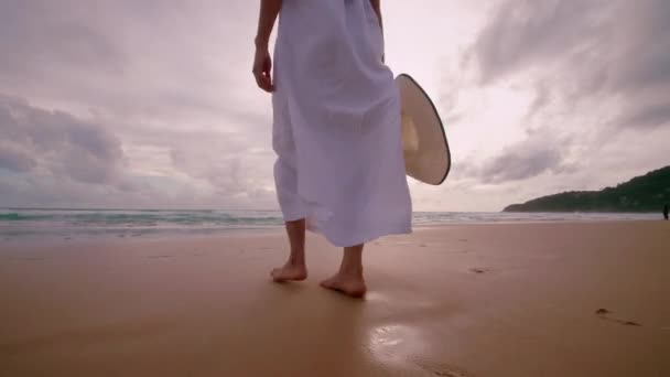Медленное Движение Женщины Ноги Ходить Босиком Пляжу Золотом Закате Времени — стоковое видео