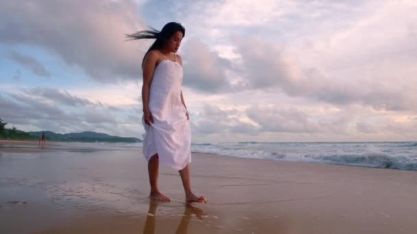 Belle Donne Indossano Abito Bianco Camminare Godere Rilassarsi Con Spiaggia — Video Stock