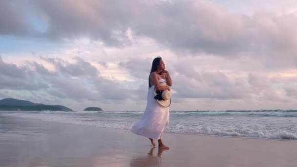 Медленное Движение Красивых Женщин Носить Белое Платье Ходить Наслаждаться Расслабиться — стоковое видео
