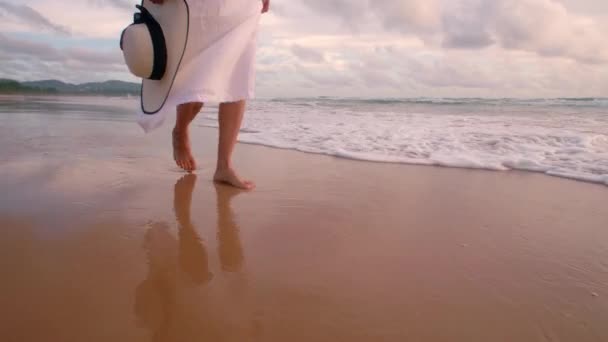 Тысячи Женщин Ходят Босиком Пляжу Золотом Закате Оставив Следы Песке — стоковое видео