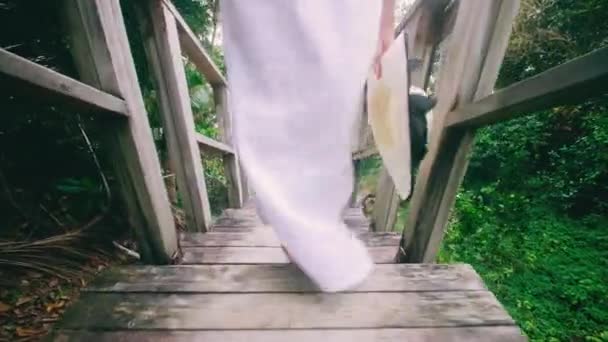 Женщина Носить Белое Платье Спускаясь Деревянной Лестнице Пляж Туристические Женщины — стоковое видео