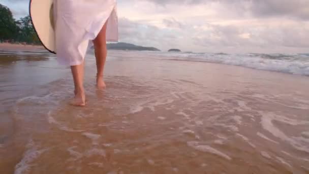 Тысячи Женщин Ходят Босиком Пляжу Золотом Закате Оставив Следы Песке — стоковое видео