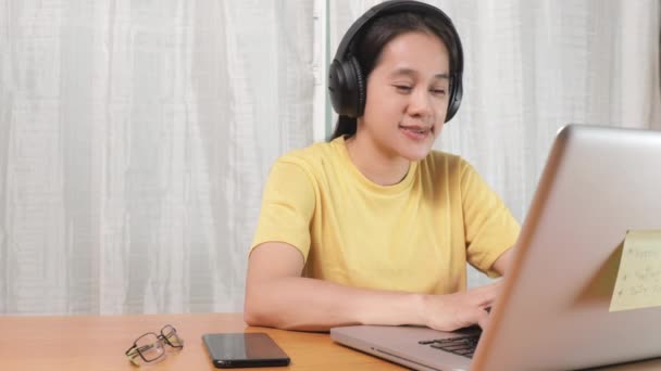사업을 여성들은 온라인 집에서 일하는 고객들 노트북 회의에서 헤드셋 회의를 — 비디오