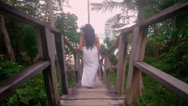 Kobieta Nosi Białą Sukienkę Schodząc Drewnianymi Schodami Plażę Turystki Schodzą — Wideo stockowe