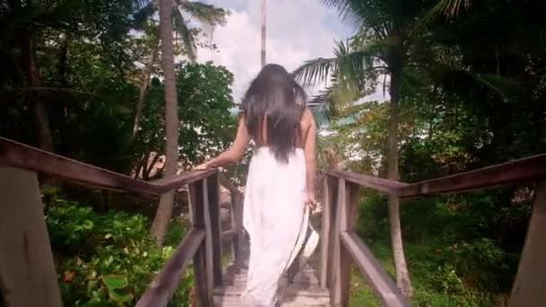 Kobieta Nosi Białą Sukienkę Schodząc Drewnianymi Schodami Plażę Turystki Schodzą — Wideo stockowe