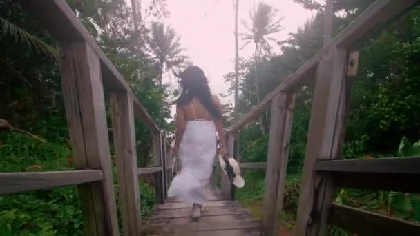 Femme Porter Robe Blanche Marchant Dans Les Escaliers Bois Plage — Video