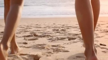 Ağır çekimde koşan aile tropik günbatımı plajının tadını çıkarır. Anne ve çocuklar plajda birlikte koşuyorlar. Tatilden memnunlar. Tatil seyahati kavramı.