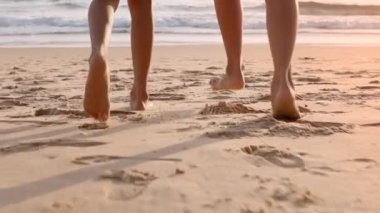 Ağır çekimde koşan aile tropik günbatımı plajının tadını çıkarır. Anne ve çocuklar plajda birlikte koşuyorlar. Tatilden memnunlar. Tatil seyahati kavramı.