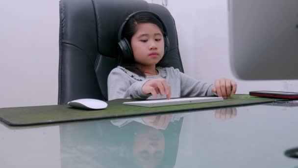 Leer Van Thuis Concept Aziatische Meisjes Studenten Leren Virtuele Internet — Stockvideo
