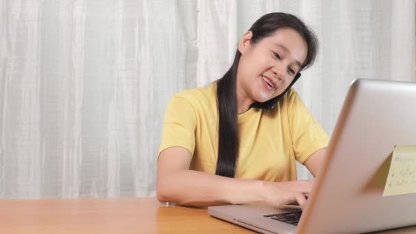 Screen Businesswomen Talking Showing Documents While Video Call Video Conference — Stockvideo