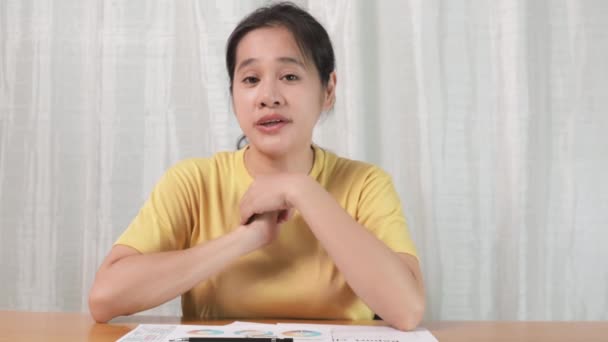 Pantalla Las Mujeres Negocios Hablando Mostrando Documentos Mientras Que Videollamada — Vídeo de stock