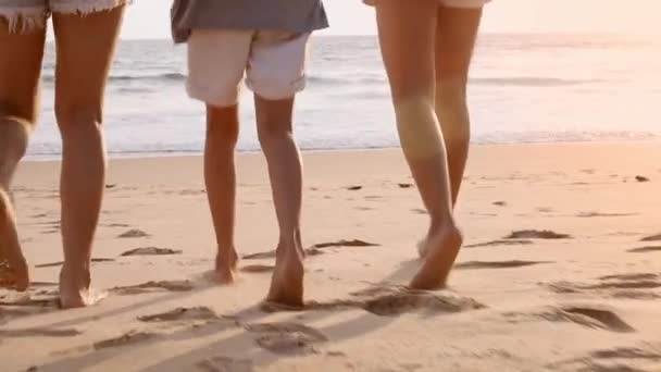 Hdスローモーションファミリーは熱帯のサンセットビーチでお楽しみください 休暇で幸せなビーチで一緒に走る母親と子供たち 休暇旅行のコンセプト — ストック動画