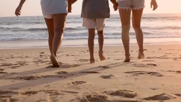 Slow Motion Famille Courir Profiter Avec Plage Coucher Soleil Tropical — Video