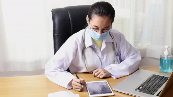 Γυναίκες Γιατροί Φορούν Προστατευτική Μάσκα Προσώπου Κοιτάζοντας Ray Στο Tablet — Αρχείο Βίντεο