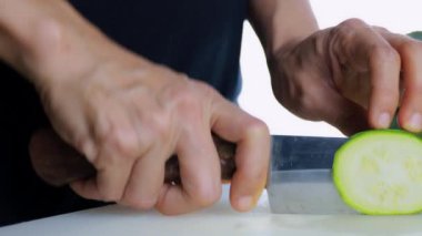 4K Kadın Eli kesme tahtasında taze kırmızı lahana kesiyor. Dişi el, çiğ kırmızı lahana dilimliyor. Kesme tahtasındaki bıçakla küçük bir sürgüye. sağlıklı gıda konsepti.