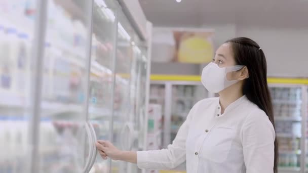 Asiatische Frauen Mit Mundschutz Schieben Und Halten Einkaufswagen Supermarkt Kaufhäusern — Stockvideo