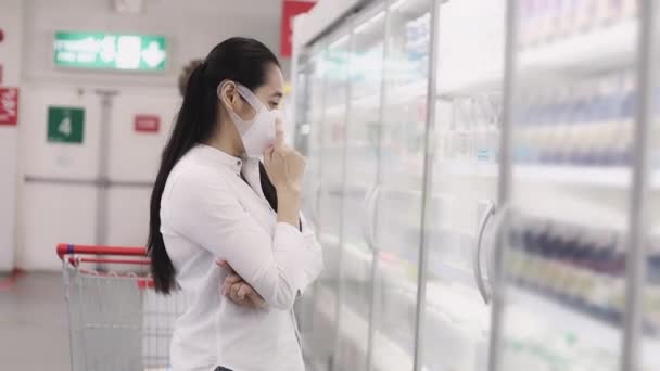 Asiatische Frauen Mit Mundschutz Schieben Und Halten Einkaufswagen Supermarkt Kaufhäusern — Stockvideo