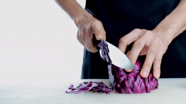 Женщины Нарезание Свежих Помидоров Разделочной Доске Женская Рука Разрезает Сырые — стоковое видео