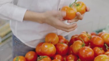 Süpermarkette koruyucu yüz maskesi takan Asyalı bir kadın. Kadın, yiyecek bir şeyler almak için bakkal arıyor. Covid-19 'dan sonra yeni normal. Aile kavramı. Kamera Hareketi Teknikleri.