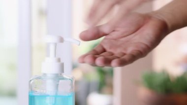 4K yakın plan el dezenfektanı jeli kullanan adam. Coronavirus el dezenfektanı jeli temiz eller için hijyen koronavirüs. Adam alkolsüz jel kullanıyor. Covid-19 konsepti.