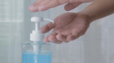4K yakın plan el dezenfektanı jeli kullanan adam. Coronavirus el dezenfektanı jeli temiz eller için hijyen koronavirüs. Adam alkolsüz jel kullanıyor. Covid-19 konsepti.