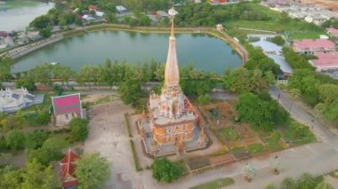 Drone View, Wat Chalong tapınağı Phuket Tayland 'dan hareket ediyor. Chalong Tapınağı, Phuket, Tayland dünya çapında herkes için popüler bir turizm merkezi..