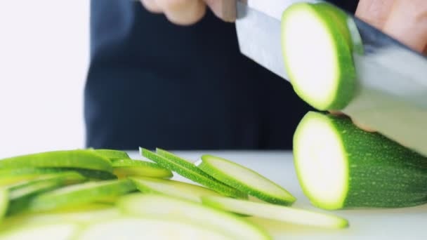 Frauen Schneiden Frische Zucchini Von Hand Auf Dem Schneidebrett Weibliche — Stockvideo