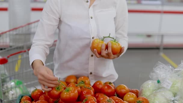 Mujer Asiática Con Una Mascarilla Protectora Supermercado Mujer Buscando Comida — Vídeo de stock