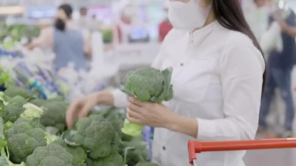 Mujer Asiática Con Una Mascarilla Protectora Supermercado Mujer Buscando Comida — Vídeo de stock