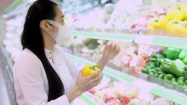 Азиатка Защитной Маске Супермаркете Женщина Ищет Продукты Купить Еды Новая — стоковое видео