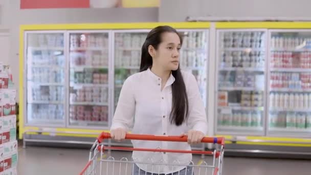 在超级市场百货商店里戴着防护面罩的亚洲女人 去杂货店买点吃的Covid 19之后的新常态家庭概念 照相机运动技术 — 图库视频影像