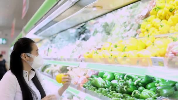 Asiatin Mit Schutzmaske Einem Supermarkt Kaufhaus Weiblich Auf Der Suche — Stockvideo