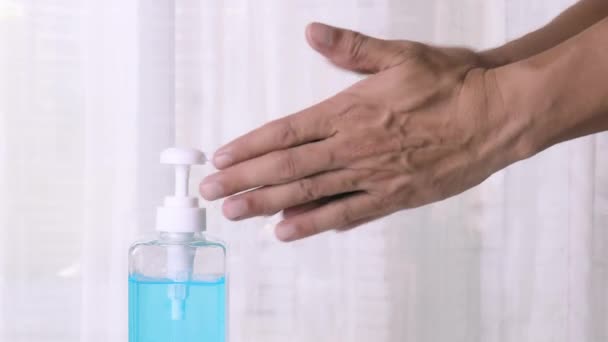 Close Hand Man Using Hand Sanitizer Gel Koronavirus Gel Dezinfekci — Stock video