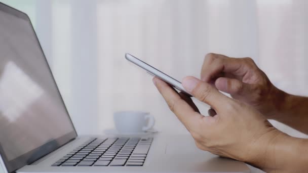 Close Uomo Mani Con Tablet Maschio Utilizzando Tabella Ipad Touchscreen — Video Stock
