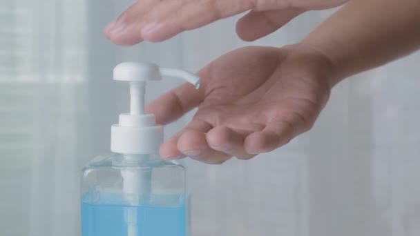 Close Hand Man Using Hand Sanitizer Gel Koronavirus Gel Dezinfekci — Stock video