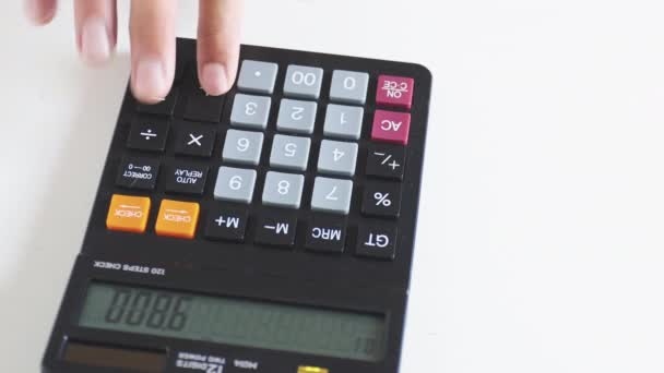 Mão Homem Vista Superior Usando Calculadora Mesa Escritório Calculadora Imprensa — Vídeo de Stock