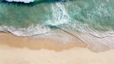 4K Aerial insansız hava aracı, Phuket, Tayland 'da günbatımı olan tropikal plajdaki insanların en iyi görüntüsü Andaman Denizi' nde ünlü bir turizm merkezidir. Sahilde oynayan mutlu insanlar.