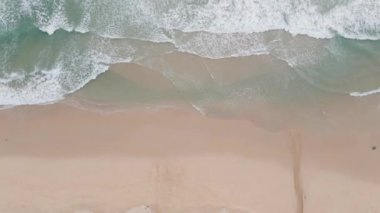 4K Aerial insansız hava aracı, Phuket, Tayland 'da günbatımı olan tropikal plajdaki insanların en iyi görüntüsü Andaman Denizi' nde ünlü bir turizm merkezidir. Sahilde oynayan mutlu insanlar.