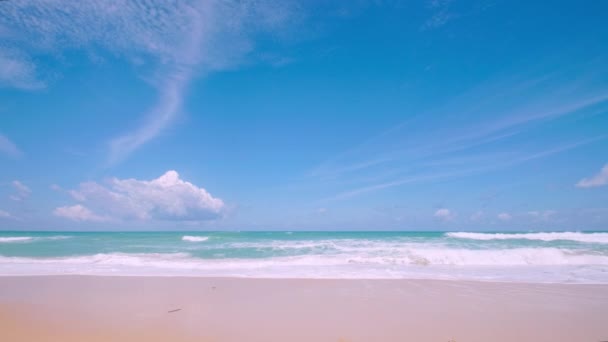 美丽的热带海滩 蓝天蓝云 热带海滩 海浪冲刷着空旷的海滩 泰国安达曼普吉海滩 夏日美丽的海沙和天空度假自由 — 图库视频影像