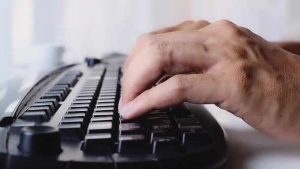 Close Man Hände Geben Sie Auf Einer Tastatur Arbeiten Hause — Stockvideo