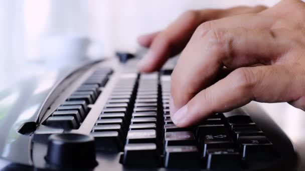 Close Man Hands Type Keyboard Working Home Kezek Érintése Gépelés — Stock videók