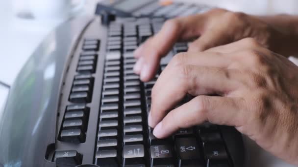 Close Man Hands Type Keyboard Working Home Kezek Érintése Gépelés — Stock videók