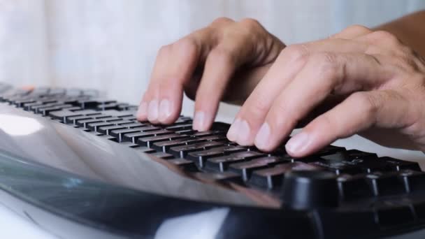 Close Man Hands Type Keyboard Working Home Kezek Érintése Gépelés — Stock videók