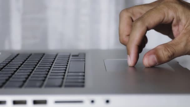 Close Man Hände Tippen Auf Laptop Tastatur Arbeiten Hause Tipptasten — Stockvideo