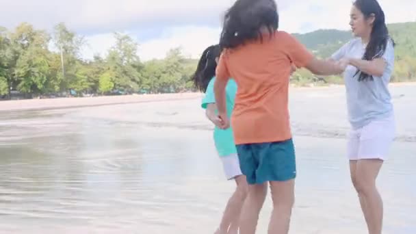 高清亚洲快乐的家庭晚上在海滩度假 妈妈和孩子在海滩上一起玩很放松 母亲和女儿生活方式旅行暑假旅行的概念 照相机运动技术 — 图库视频影像
